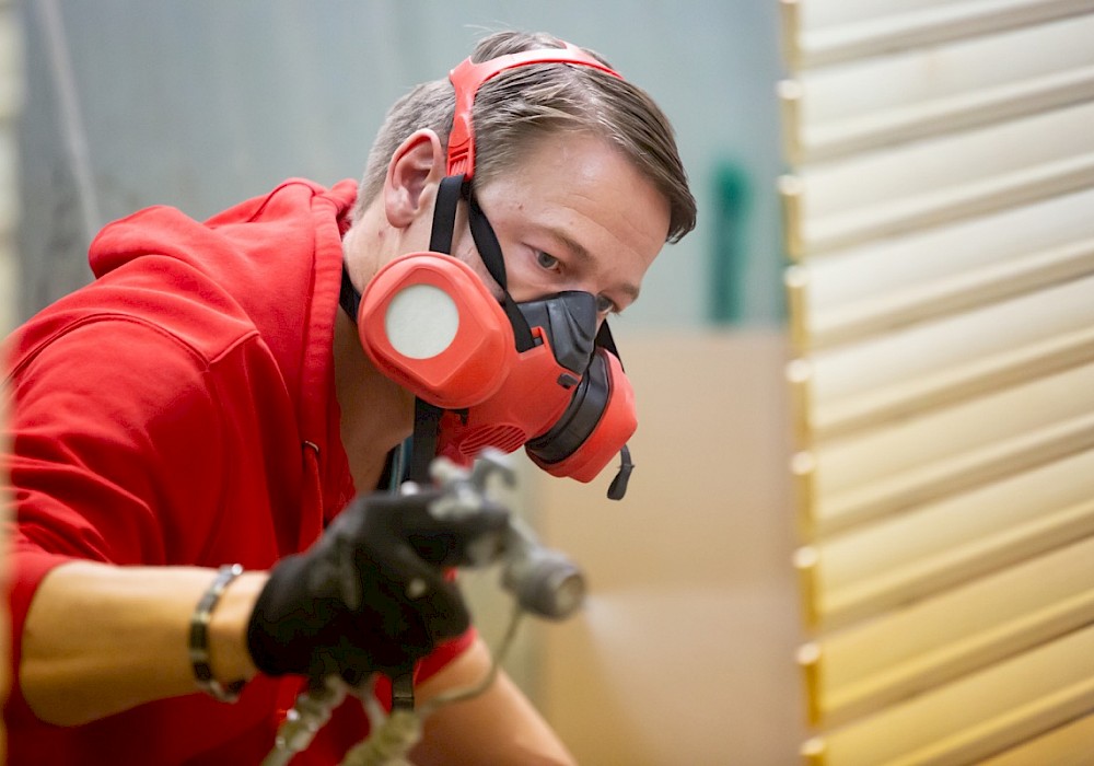 Mann mit Maske Lackierer Holzrollladen